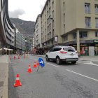 El carril esquerra del carrer Bonaventura Armengol tallat per les obres de FEDA.