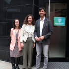 La cònsol menor d'Andorra la Vella, Olalla Losada, la consellera de Social, Joventut i Espai Ciutadà, Maria Nazzaro, i el cònsol major d'Andorra la Vella, Sergi González, a l'exterior del nou Espai Ciutadà de la capital.