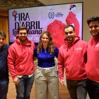 La consellera de Turisme, Judith López, amb diferents membres de la Colla Laurediana.