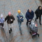 Una família passejant pel carrer.