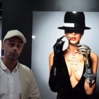 L'artista Philippe Shangti explicant la seva nova col·lecció.