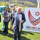 El president del COA, Xavier Espot Miró, en primer terme portant la torxa dels Jocs.