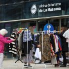 Gent comprant al Vide Dressing de la Massana.