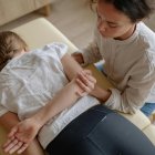 Una pacient fent rehabilitació.