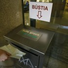 Un usuari diposita un full groc a la bústia de la CASS.