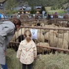 Una dona i una nena visiten la fira.