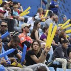 Afició tricolor a l’Estadi Nacional.