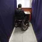 Un soci de la Creu Roja exercint el dret de vot.