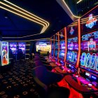 Màquines al saló de joc del casino.