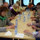 Els participants fent una activitat amb llumins.