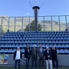 Les autoritats amb el peveter a l’Estadi.