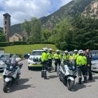 Els agents de la policia en la formació.