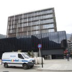 Una furgoneta policial parada davant de la Seu de la Justícia.