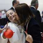 Paula González celebrant la medalla d'or.