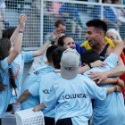 Nahuel Carabaña celebrant la victòria amb els voluntaris.