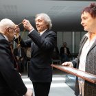 Jordi Mas, fill de l’homenatjat, li col·loca la medalla.