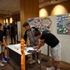 Uns estudiants presentant el seu projecte.