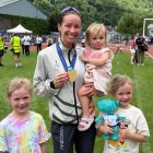 Jess Martin celebrant la medalla d'or amb les filles.