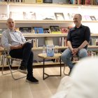 L'escriptor i articulista, Albert Villaró, i el dibuixant, Jordi Planelles, durant la presentació del llibre.