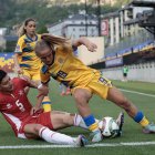 Carla Ber intenta salvar una pilota davant Stefania Farrugia, de Malta.