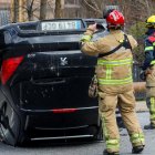 El cos bombers en un accident.