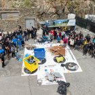 Els participants en la recollida de brossa amb els residus recollits a Grau Roig