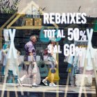 Un aparador anunciant descomptes.