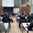 Inspectors i sergents majors durant una classe de la formació.