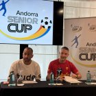 El futbolista Victor Vázquez i l'organitzador Talín Puyaltó durant la presentació