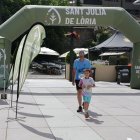 L'arribada d'un pare i un fill a la meta de la plaça de la Germandat.