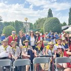 La ministra d'Afers Socials, Trini Marín, i la secretària d'Estat, Ester Cervós, amb participants a la trobada esportiva de residències per a la gent gran que es desenvolupa a la Seu.