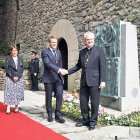 Suñé observa la salutació de Macron i Vives durant la visita del Copríncep francès el 2019.
