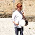 El músic Ivan Caro interpretant la cançó de la plantada del mai.