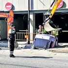 El cotxe encastat a la rasa.