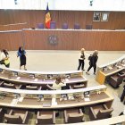 Els consellers abandonant l’hemicicle, ahir durant el descans.