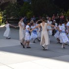 L’esbart infantil de Sant Romà dansant el ball.