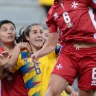 Morató, en un duel amb la selecció.