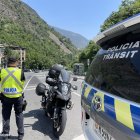 La policia efectuant controls
