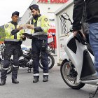 Agents de la policia en un control.