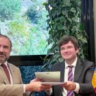 Juli Minoves i Xavier Cañada durant la signatura del conveni