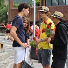 Joves amb roses, ahir a la plega del Roser.