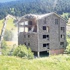 L’enderroc de l’edifici inacabat de la vall d’Incles es va iniciar ahir.