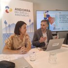 Mercè Miguel, cap de projectes d'Andtropia, i Joan Micó, coordinador de l'Àrea de sociologia d'AR+I, durant la presentació de l'informe.