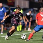 L’extrem colomenc David Virgili inicia una acció ofensiva davant Zoric del Borac, ahir a Encamp.