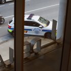 Un vehicle policial porta l’acusat a la Seu de la Justícia.