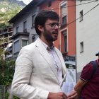 El cònsol de Sant Julià de Lòria, Cerni Cairat, fent la presentació del recorregut.