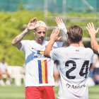 Manu Nieto celebra amb Théo Le Normand el gol del triomf.