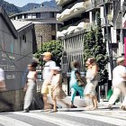 Ciutadans passejant per la plaça de la Rotonda.