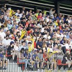 Aficionats tricolors a l’Estadi de la FAF durant el play-off.