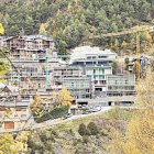 Zona residencial amb edificis en construcció.